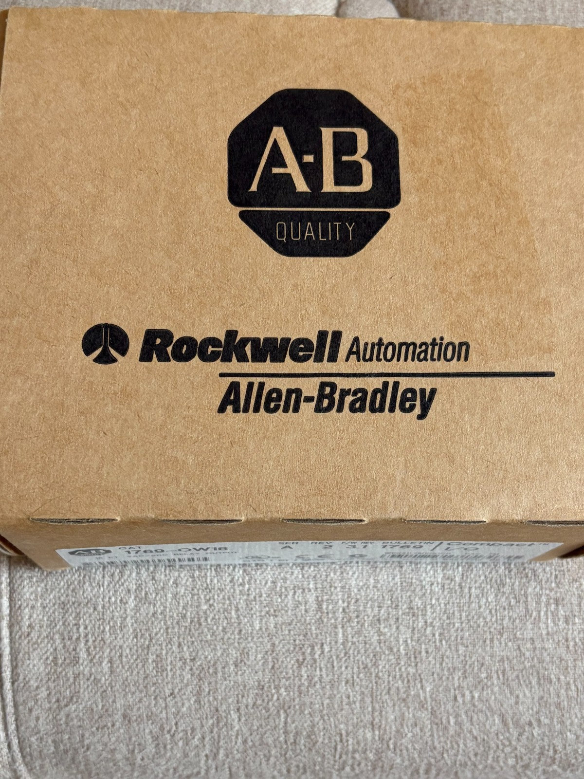 Allen-Bradley 1769-OW16 CompactLogix 16-Point Relay Output Module - actual 1